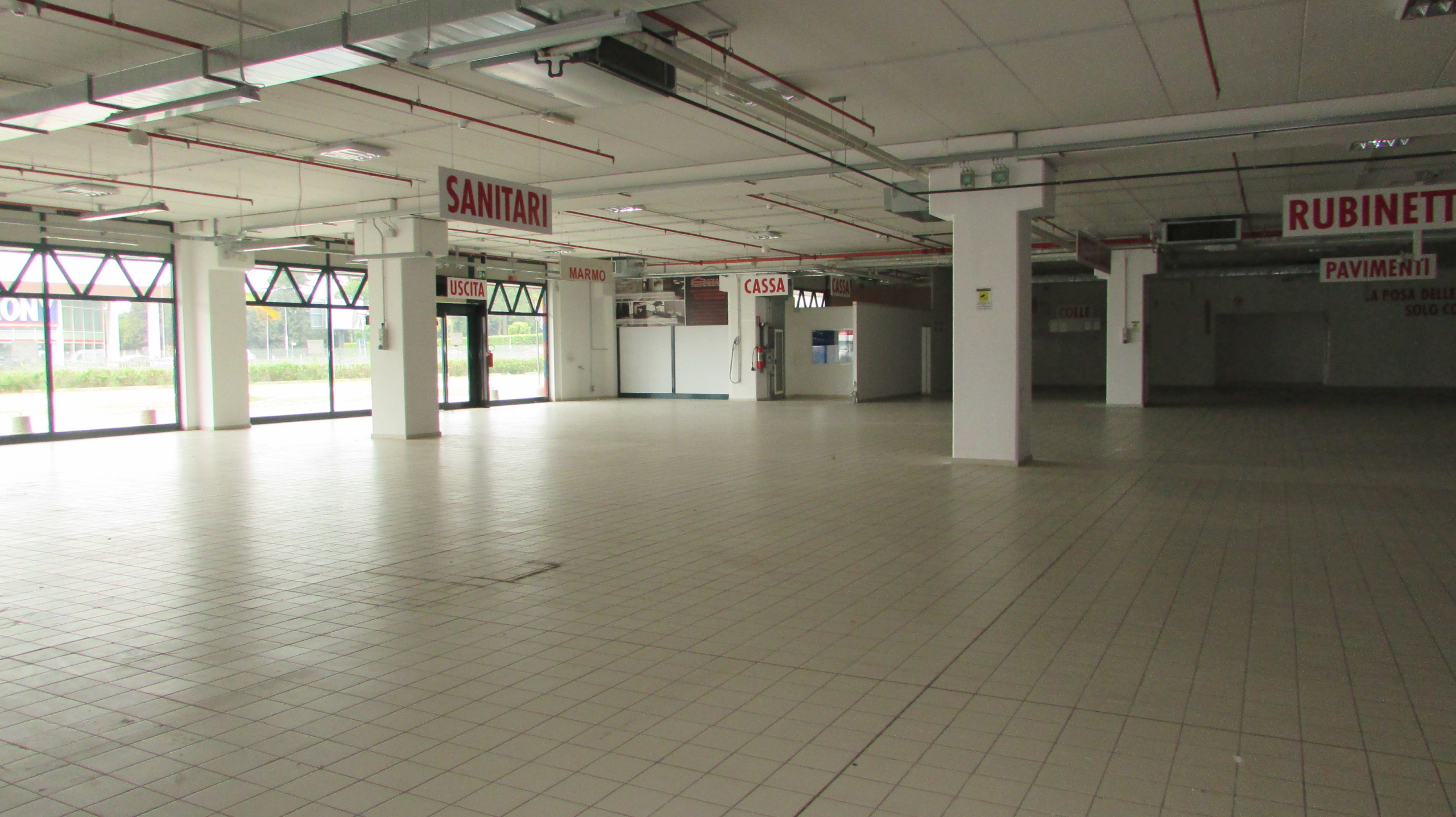 Immagine 29 di Locale commerciale in vendita  in VIA EINAUDI a Civitanova Marche