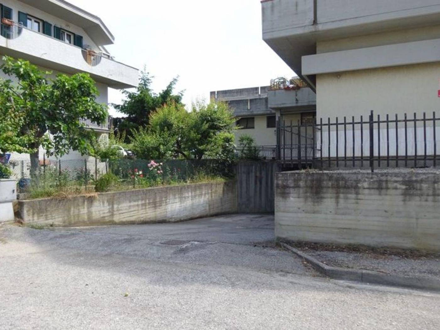 Immagine 8 di Locale commerciale in vendita  a Colli Del Tronto