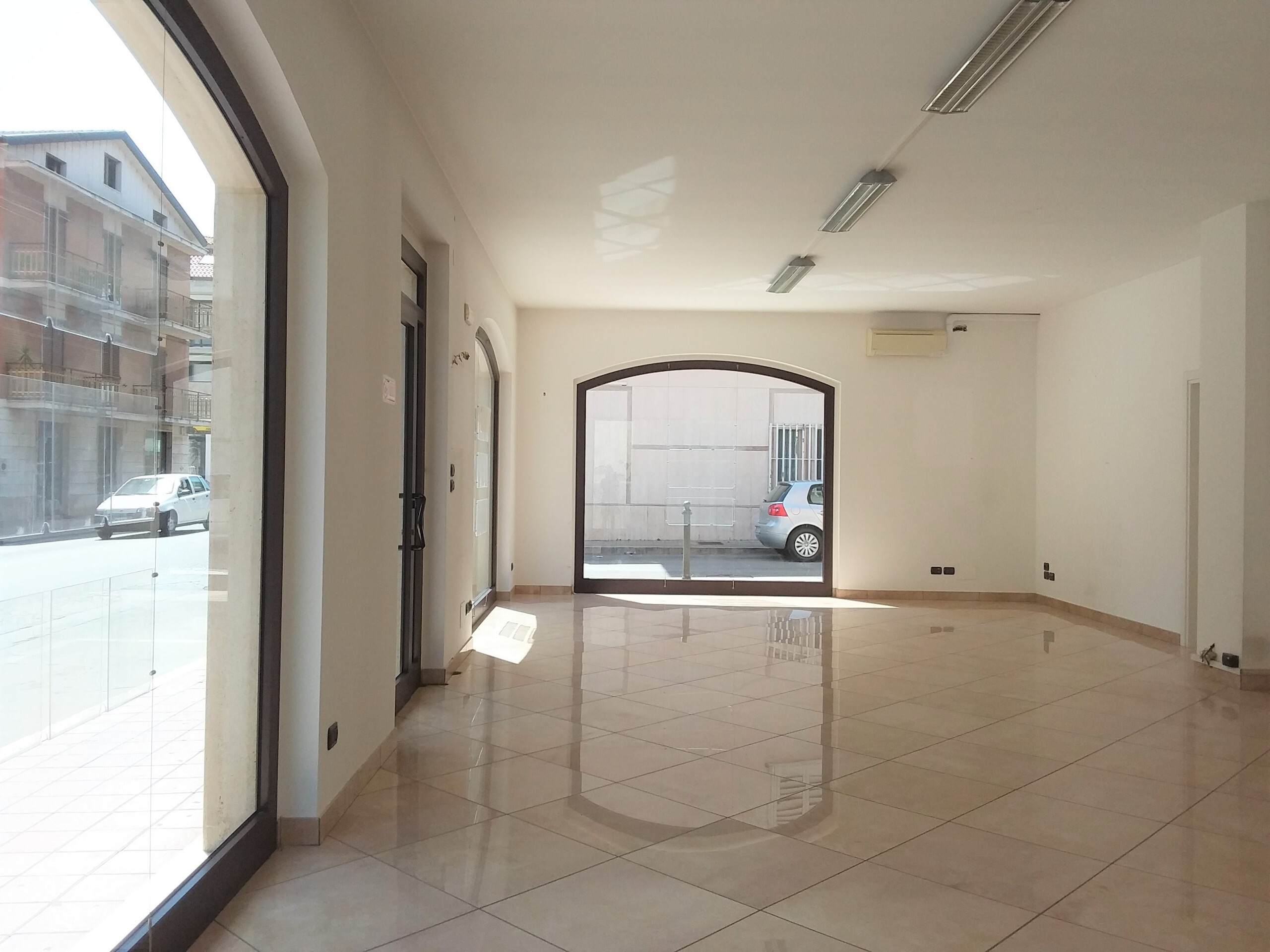 Immagine 5 di Locale commerciale in vendita  a San Benedetto Del Tronto