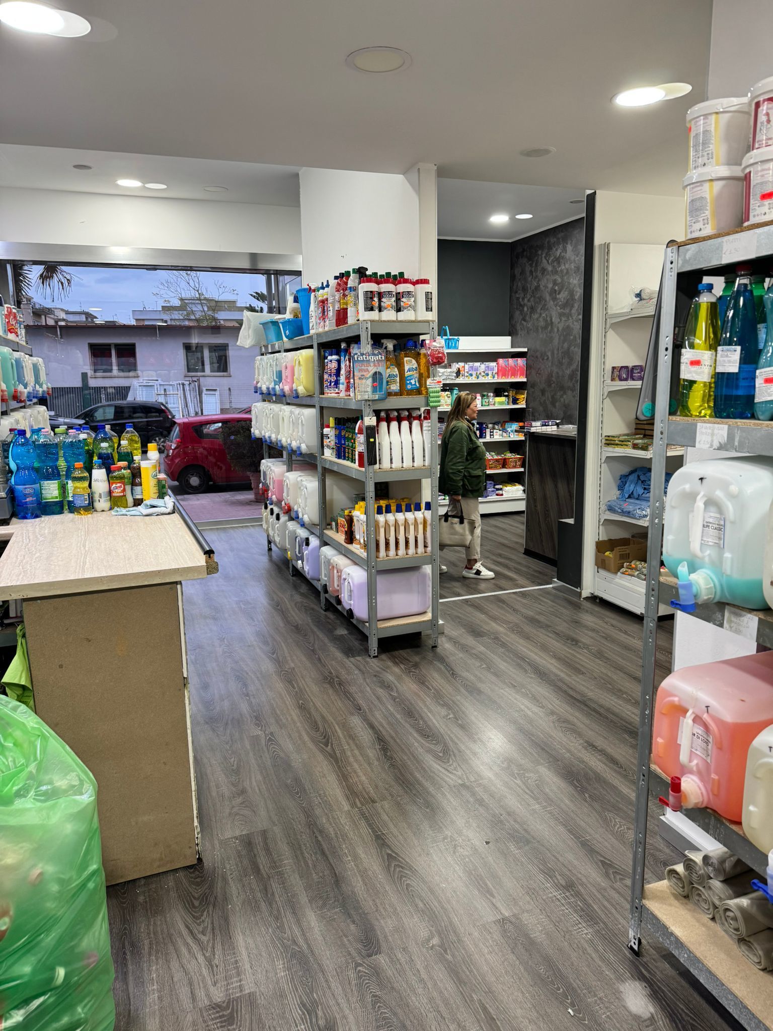 Immagine 2 di Attività commerciale in vendita  in Via Sicilia 2 a Terracina