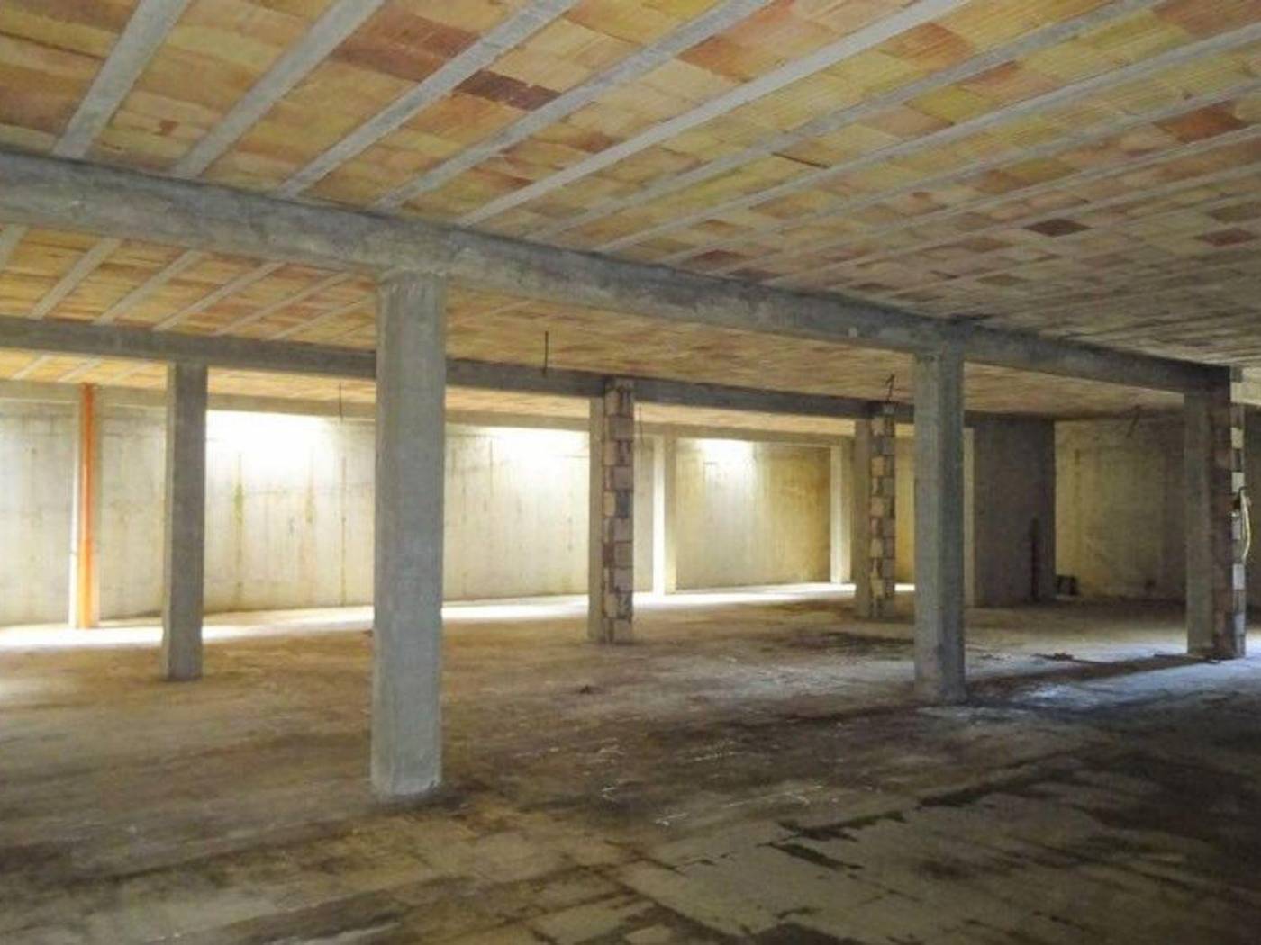 Immagine 11 di Locale commerciale in vendita  a Colli Del Tronto