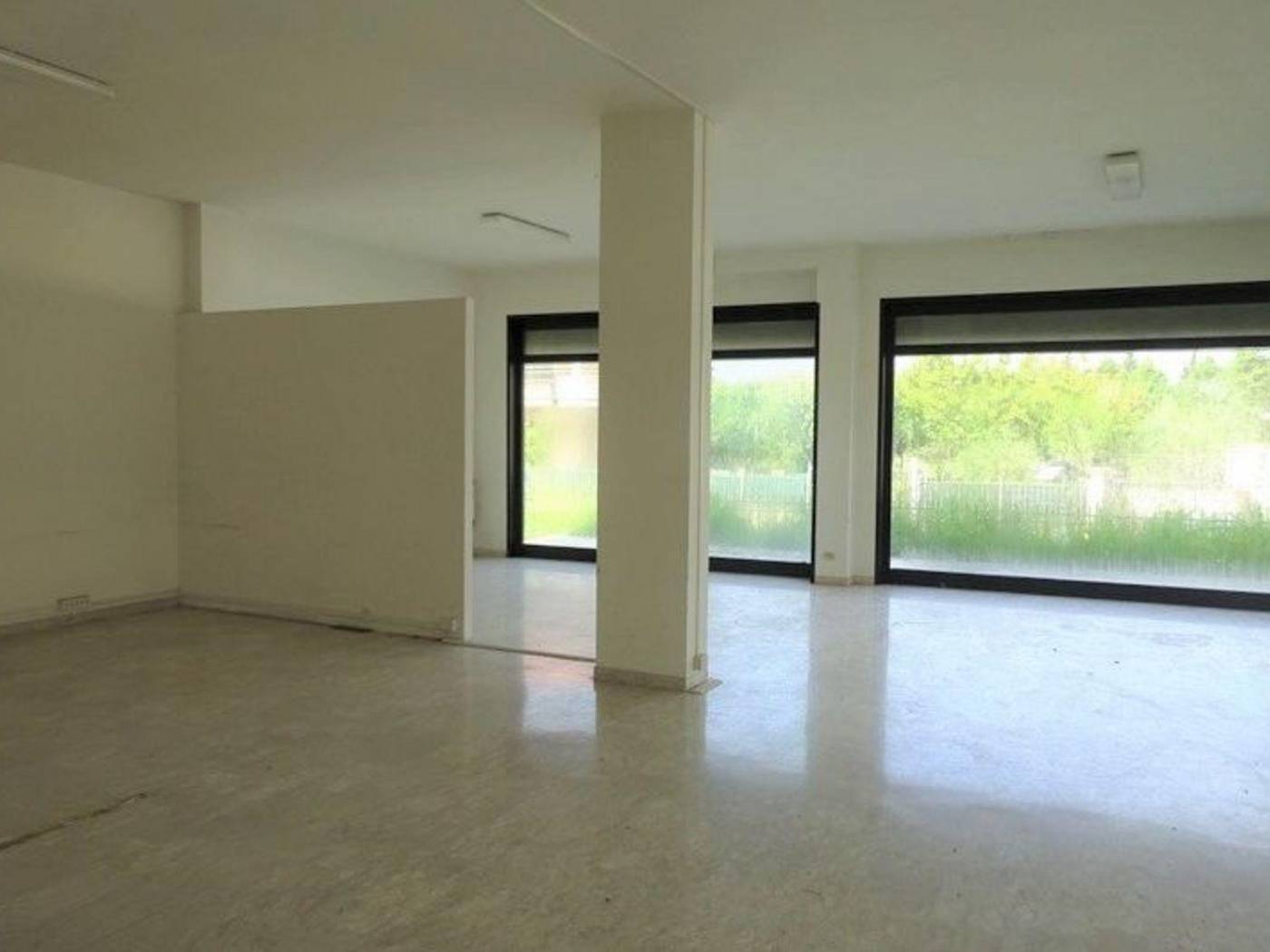 Immagine 4 di Locale commerciale in vendita  a Colli Del Tronto