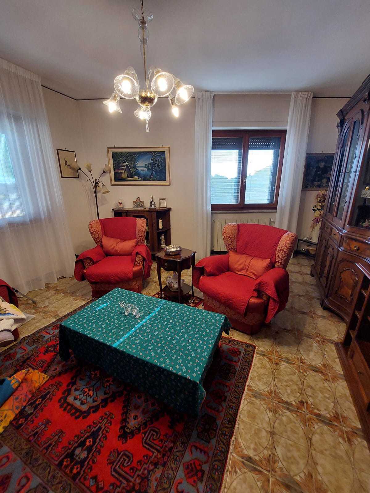 Immagine 3 di Appartamento in vendita  in Viale XX Settembre 120 a Carrara