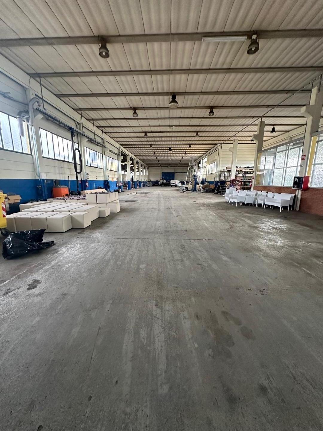 Immagine 2 di Capannone industriale in vendita  in Via del Pozzo 14 a Massa