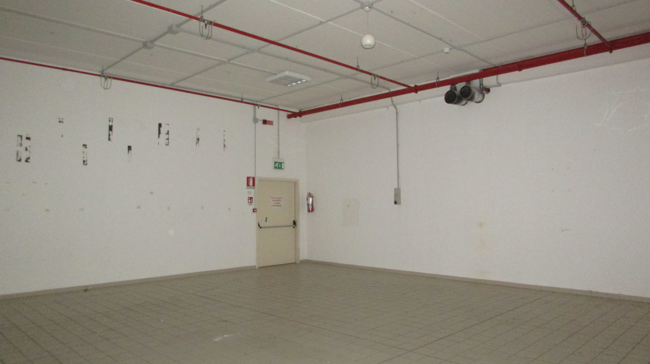 Immagine 18 di Locale commerciale in vendita  in VIA EINAUDI a Civitanova Marche