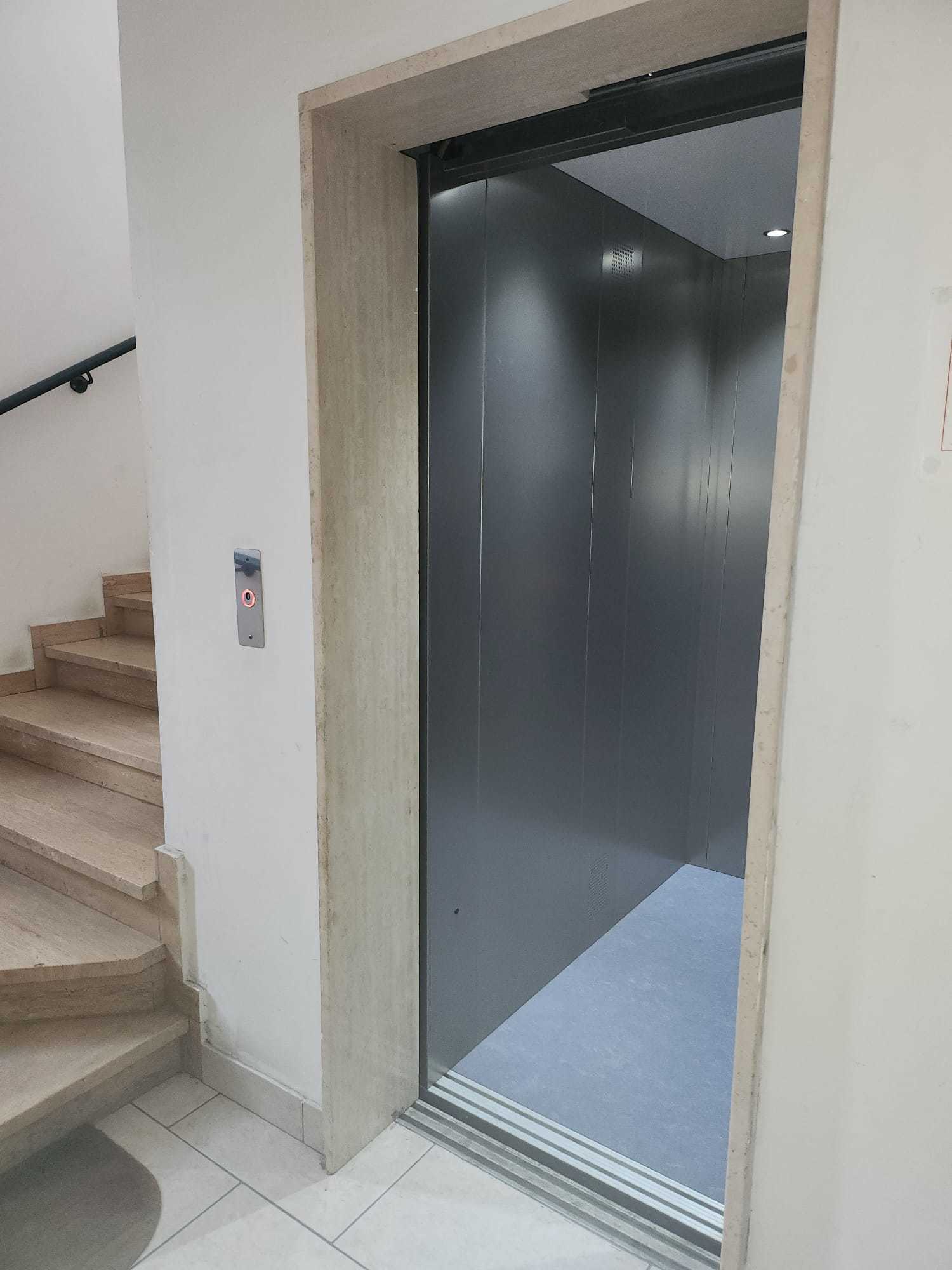 Immagine 10 di Ufficio in vendita  a San Benedetto Del Tronto