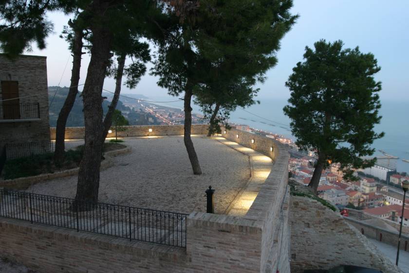 Immagine 16 di Attività commerciale in vendita  a Cupra Marittima