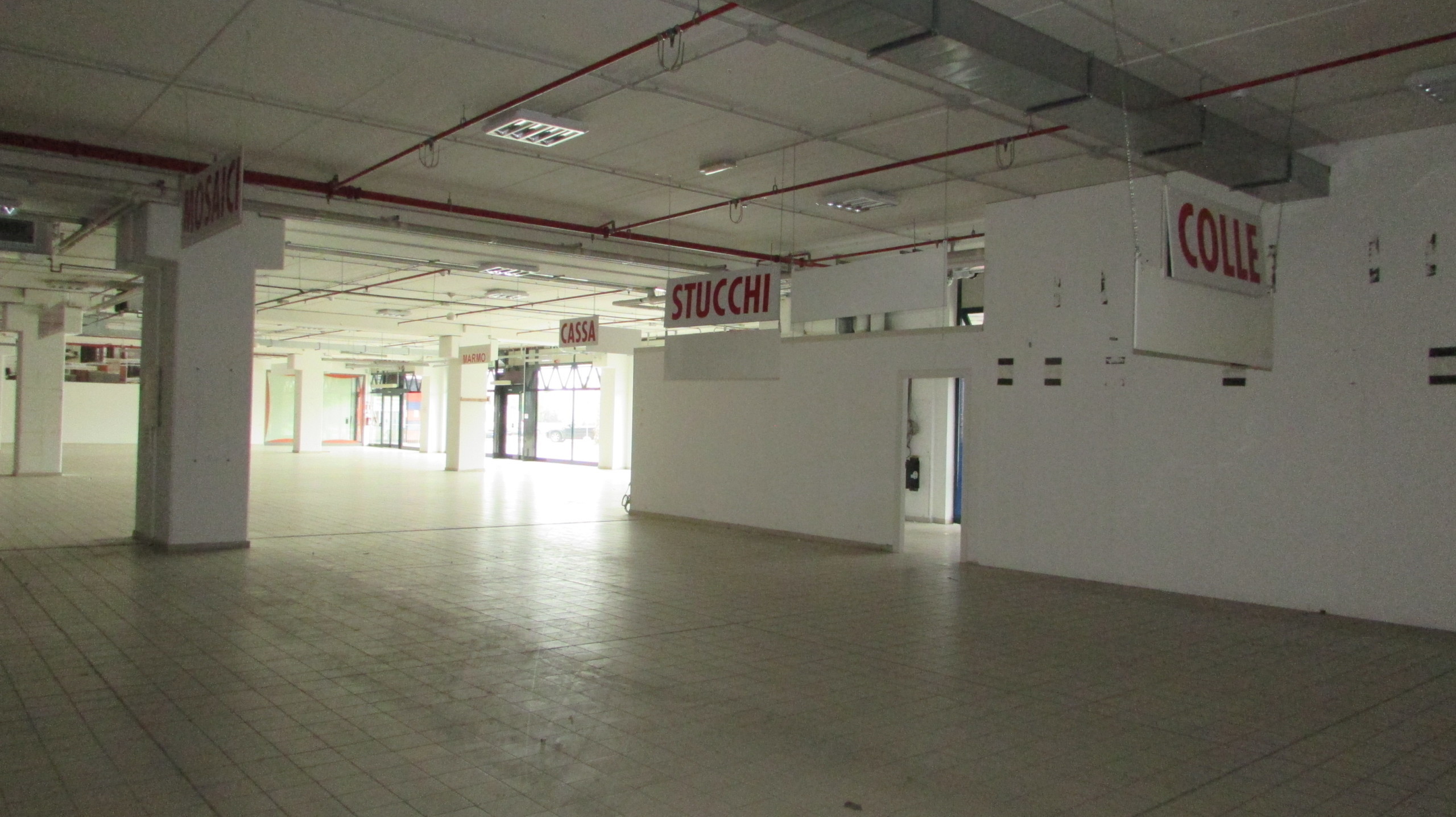 Immagine 15 di Locale commerciale in vendita  in VIA EINAUDI a Civitanova Marche