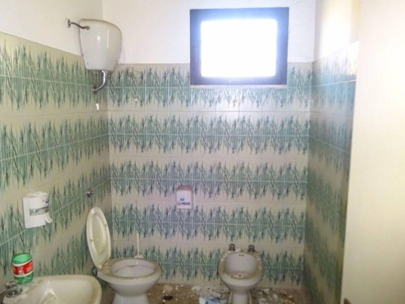 Immagine 14 di Locale commerciale in vendita  a Colli Del Tronto