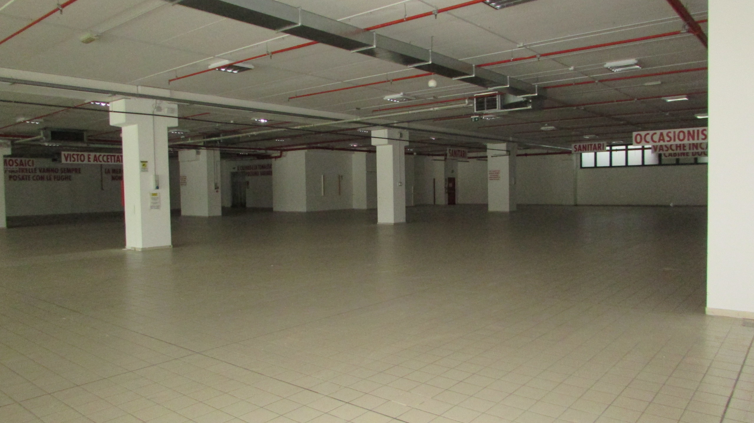 Immagine 30 di Locale commerciale in vendita  in VIA EINAUDI a Civitanova Marche