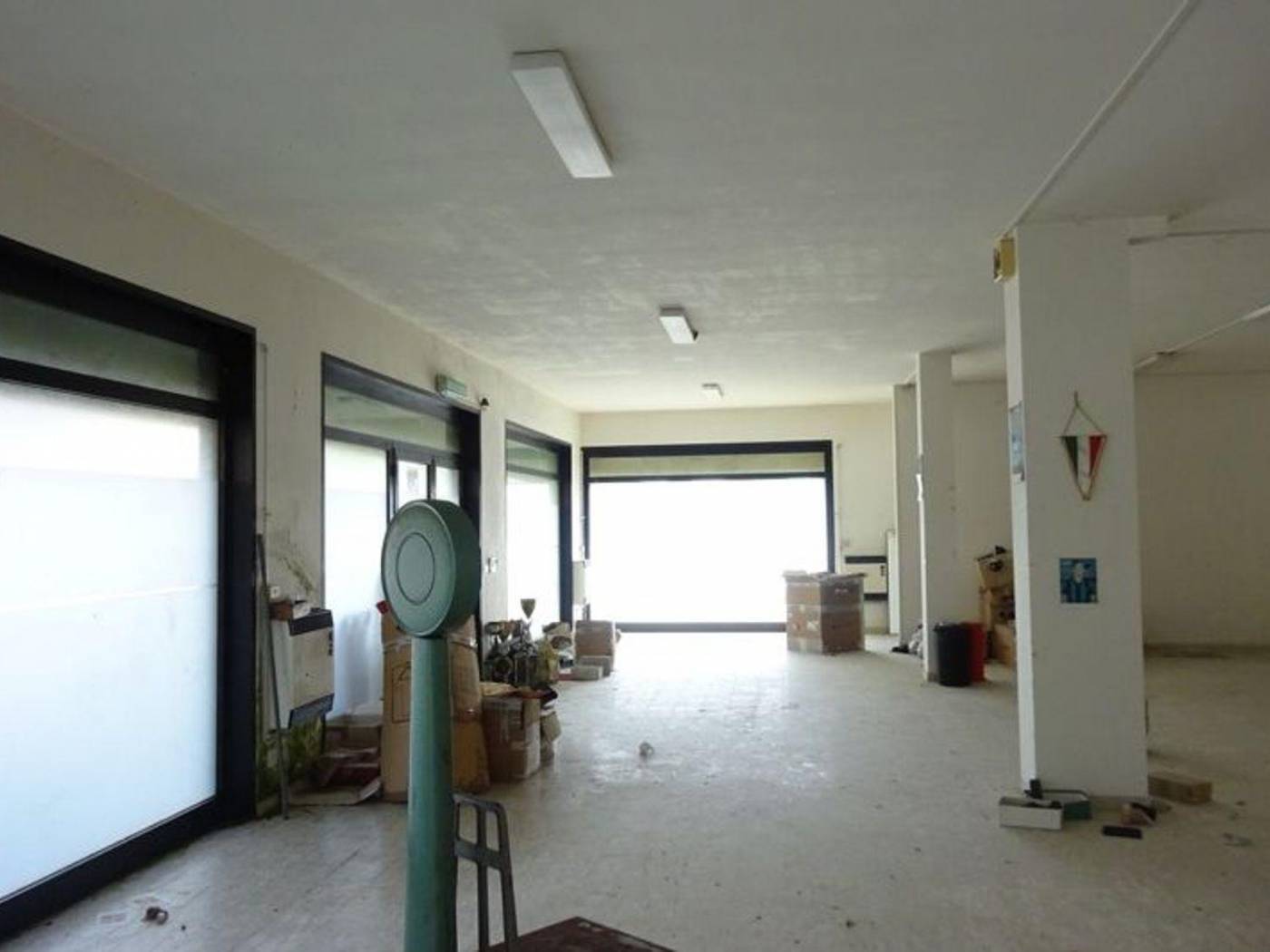 Immagine 9 di Locale commerciale in vendita  a Colli Del Tronto