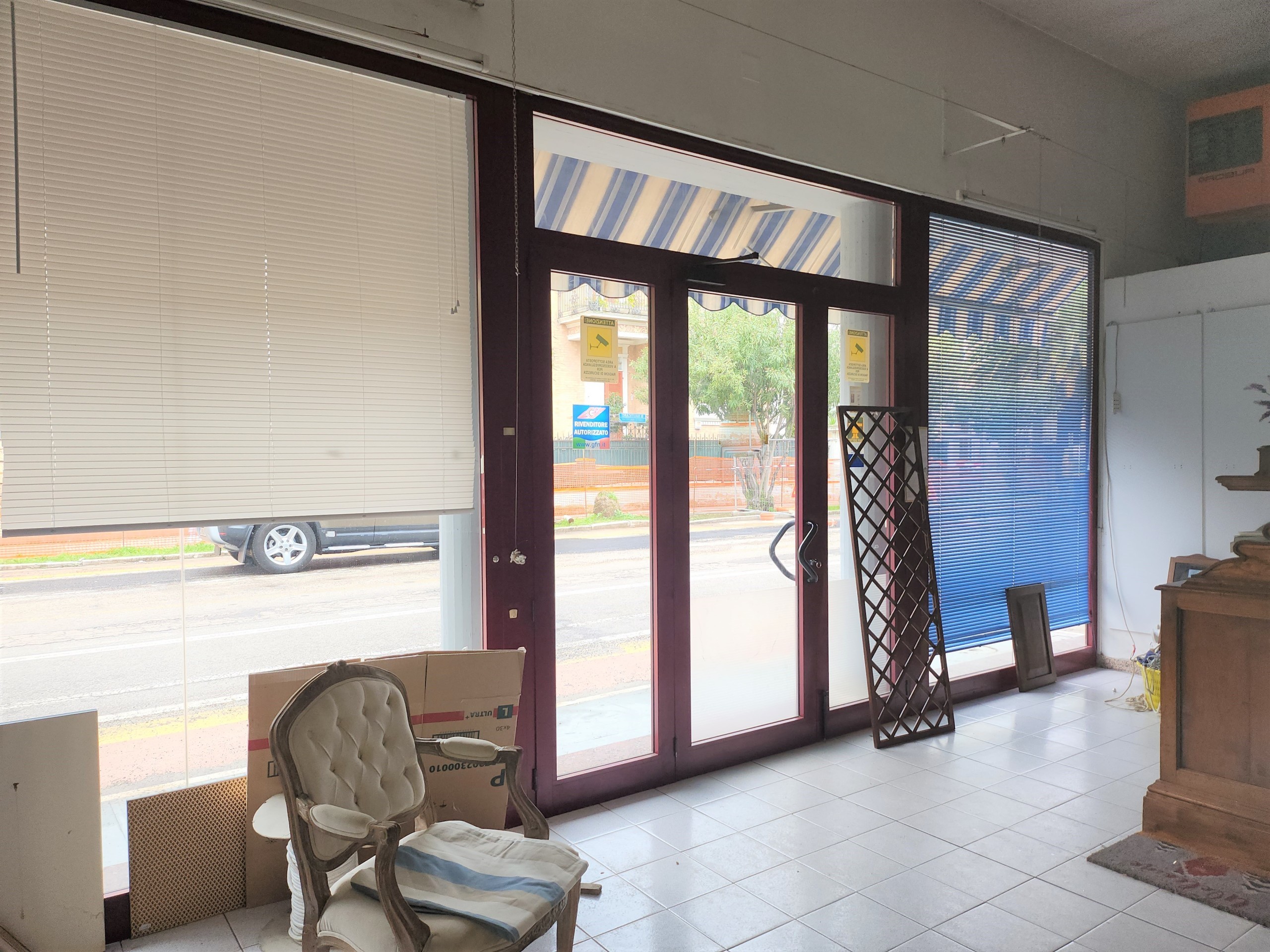 Immagine 2 di Locale commerciale in vendita  a San Benedetto Del Tronto