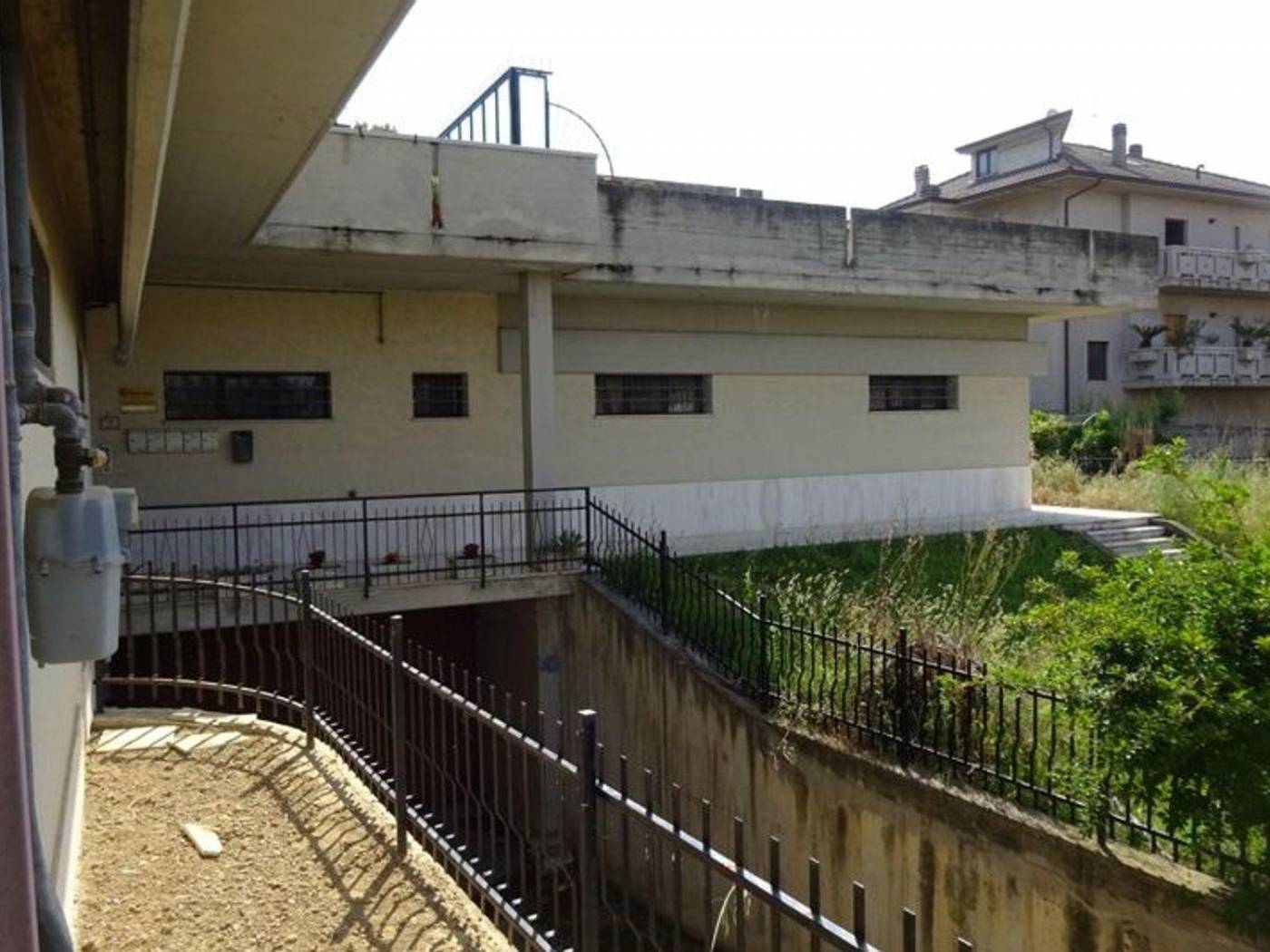 Immagine 12 di Locale commerciale in vendita  a Colli Del Tronto