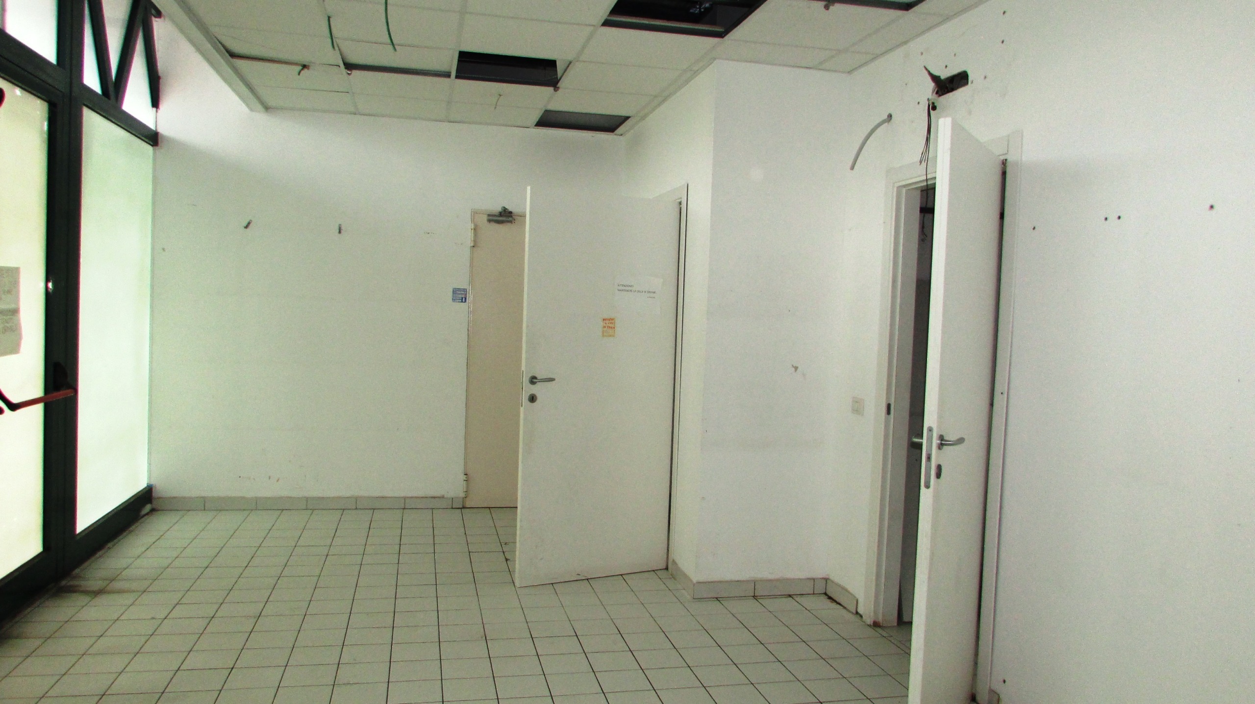 Immagine 34 di Locale commerciale in vendita  in VIA EINAUDI a Civitanova Marche