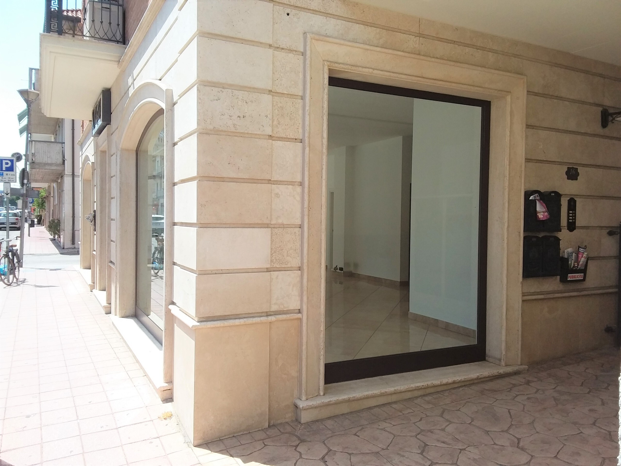 Immagine 8 di Locale commerciale in vendita  a San Benedetto Del Tronto