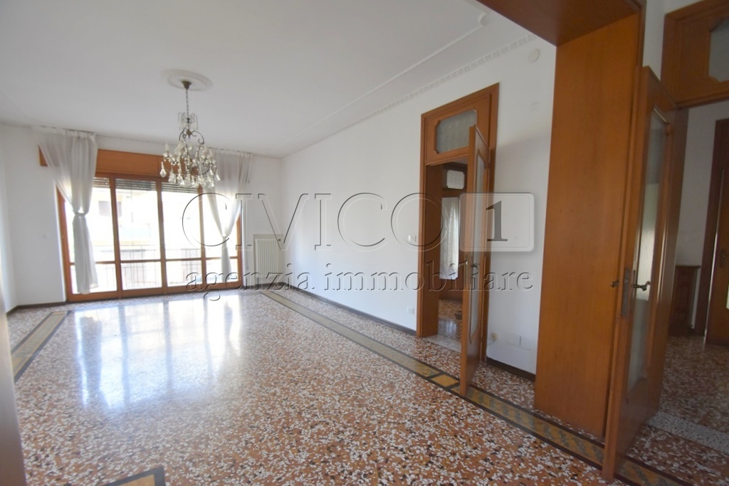 Immagine 6 di Casa bifamiliare in affitto  in ViaLE DELLA PACE 100 a Vicenza