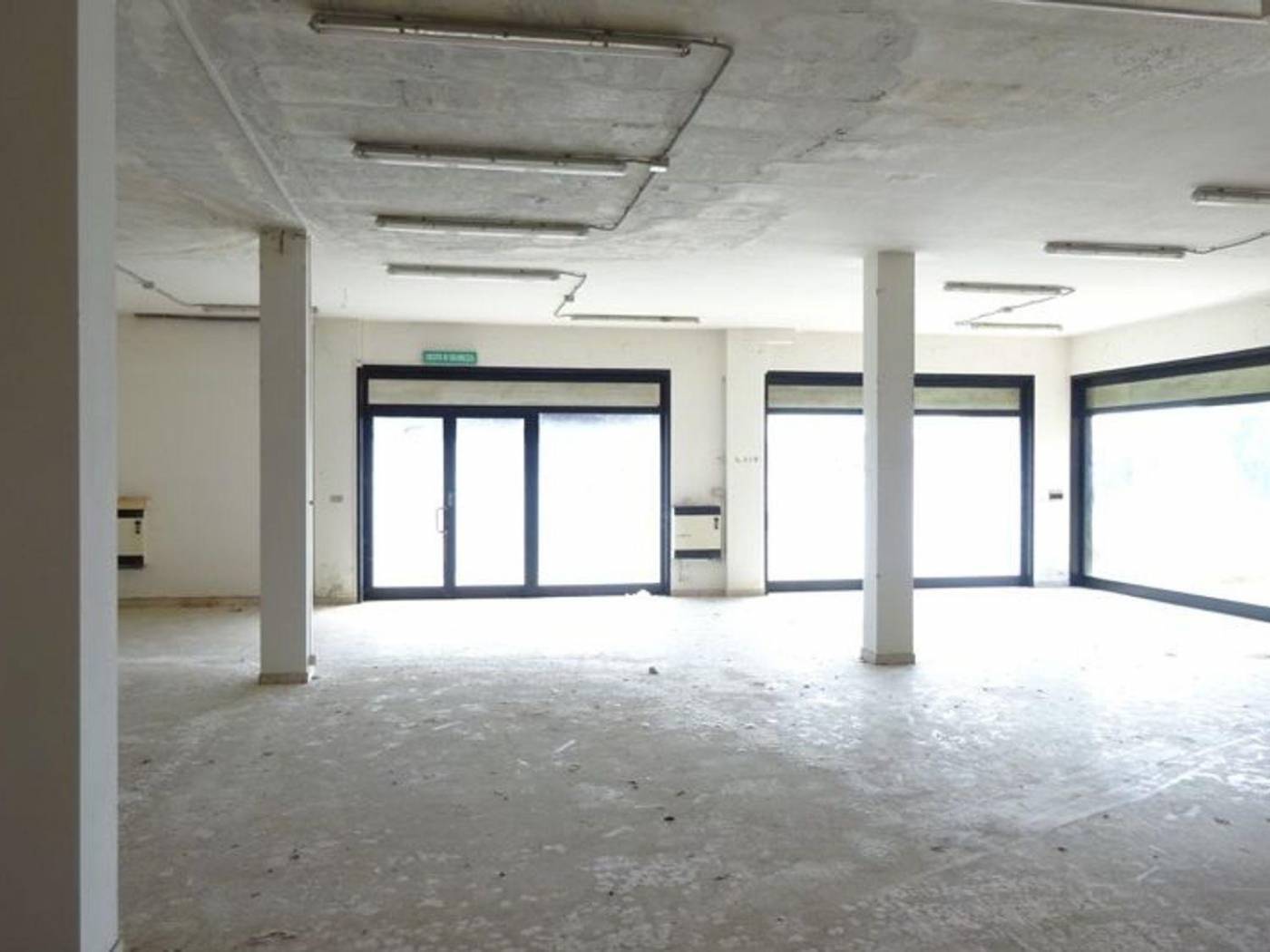 Immagine 5 di Locale commerciale in vendita  a Colli Del Tronto