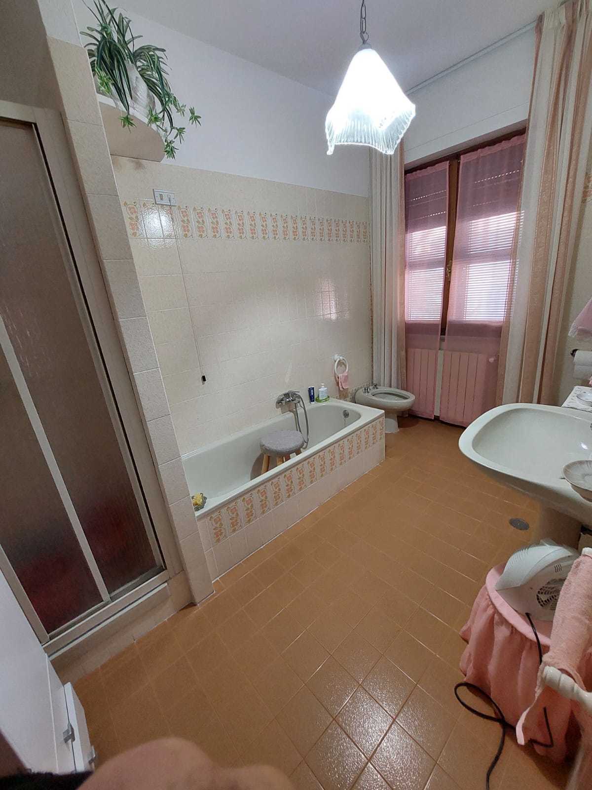 Immagine 11 di Appartamento in vendita  in Viale XX Settembre 120 a Carrara