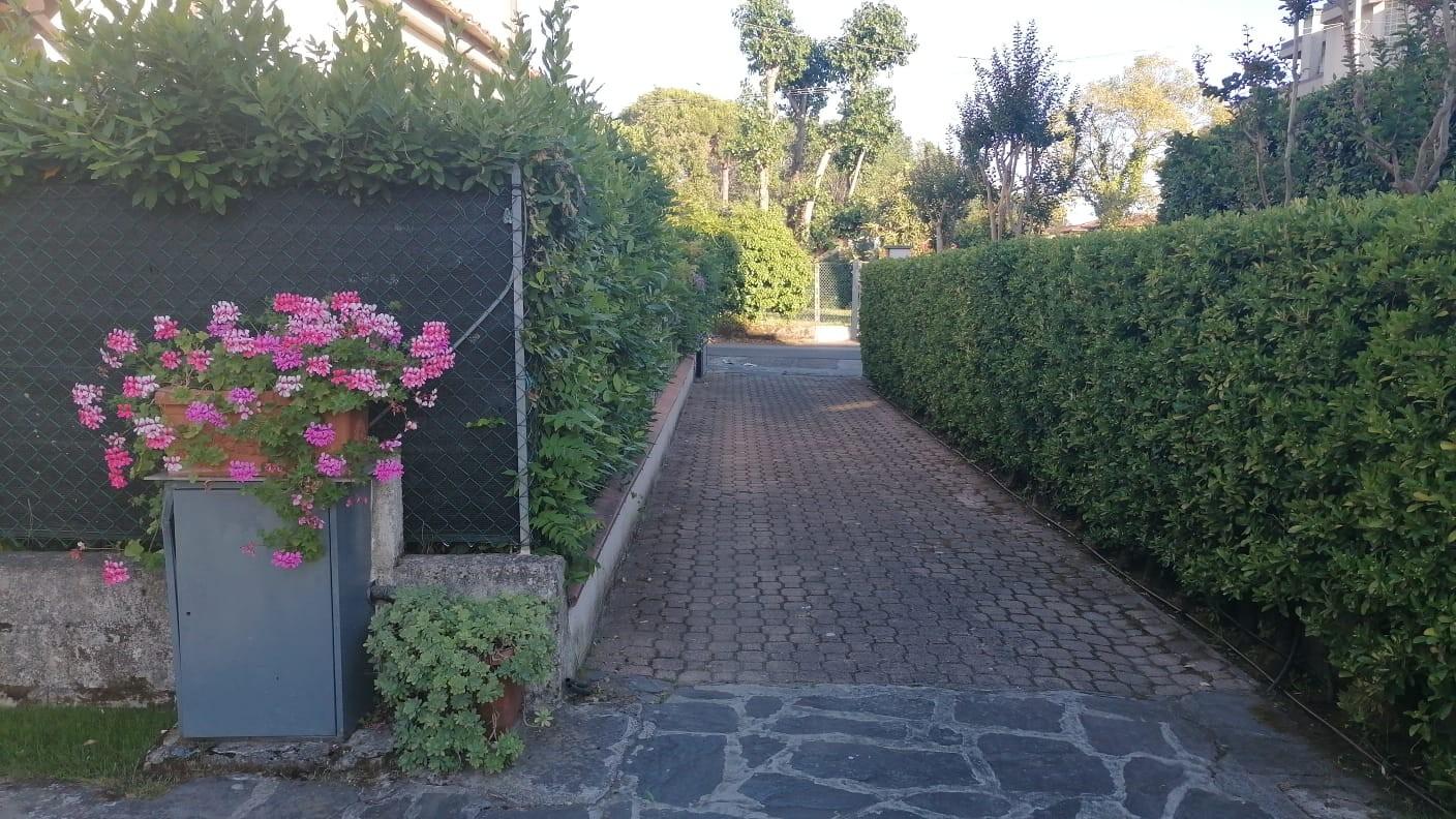 Immagine 11 di Casa bifamiliare in affitto  a Montignoso