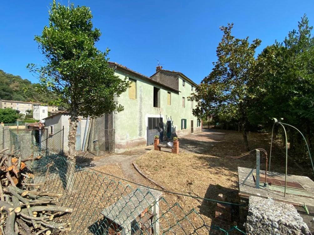 Immagine 42 di Rustico / casale in vendita  a Capannori