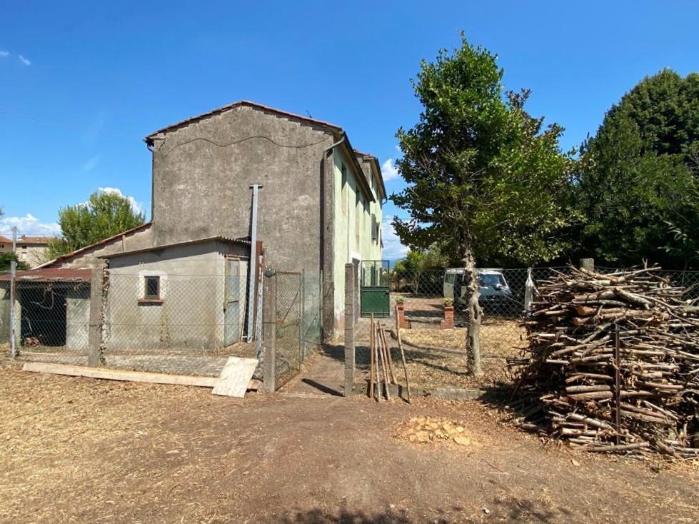 Immagine 41 di Rustico / casale in vendita  a Capannori