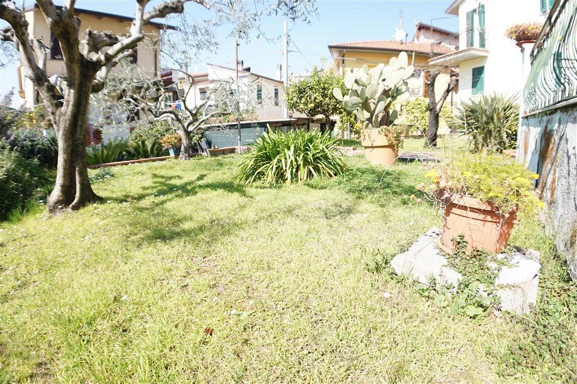 Immagine 45 di Appartamento in vendita  a Massa