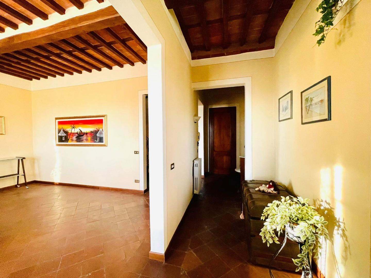 Immagine 9 di Villa in vendita  a Capannori