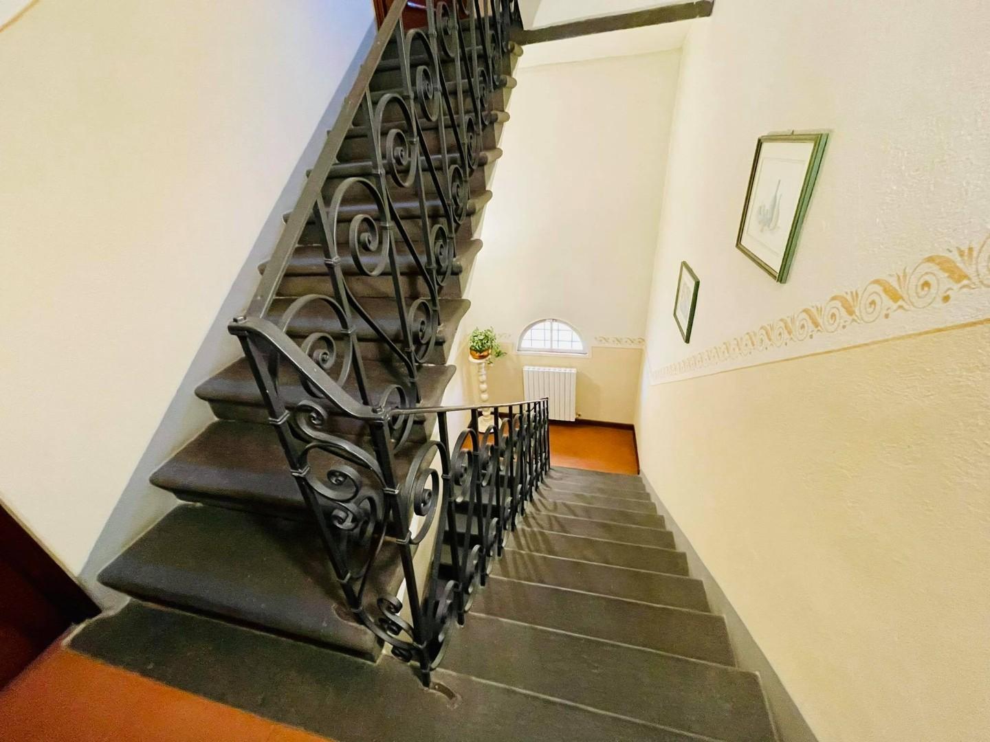 Immagine 5 di Villa in vendita  a Capannori