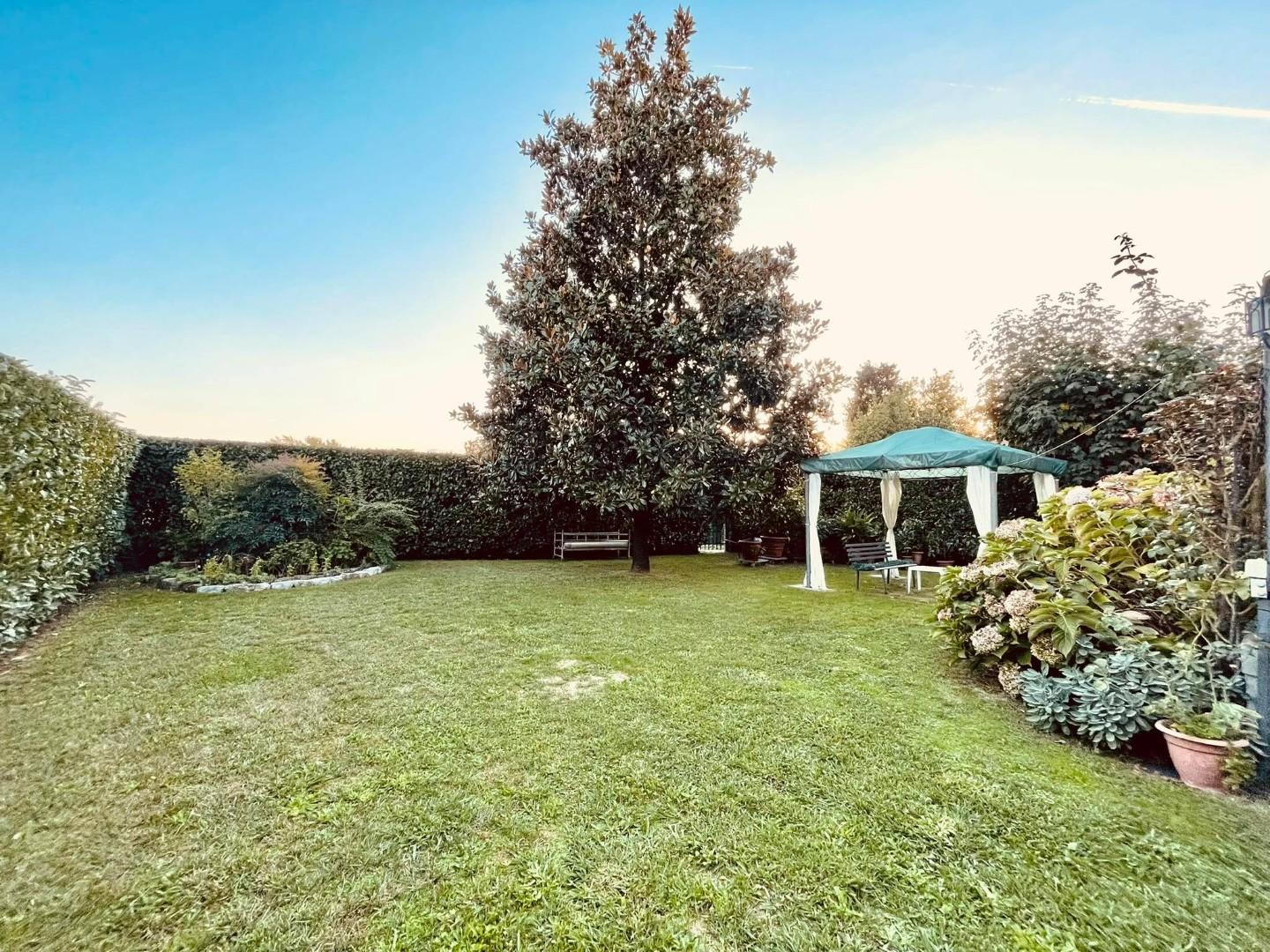 Immagine 22 di Villa in vendita  a Capannori