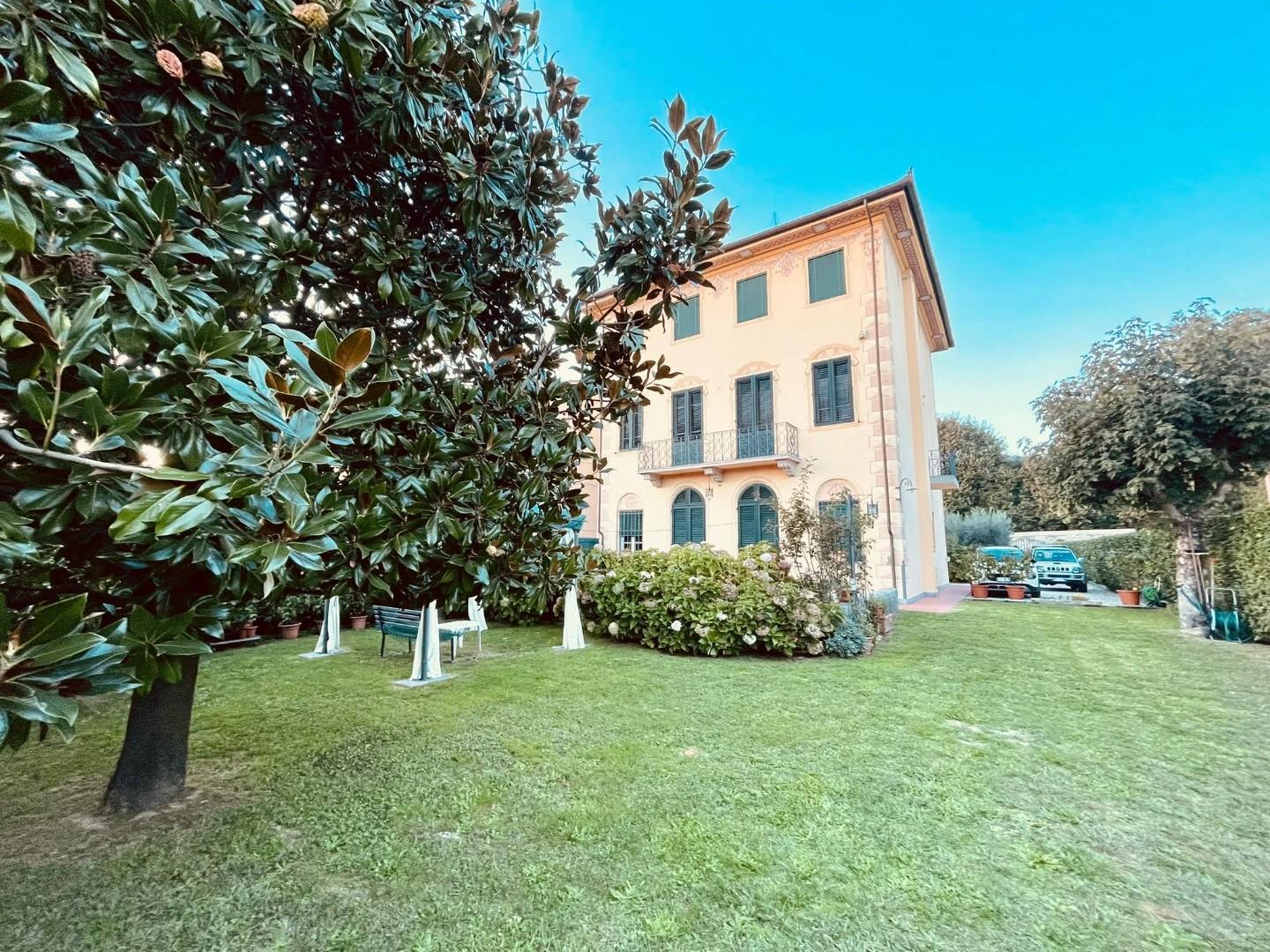 Immagine 1 di Villa in vendita  a Capannori