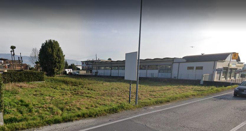 Immagine 1 di Capannone industriale in vendita  a Lucca