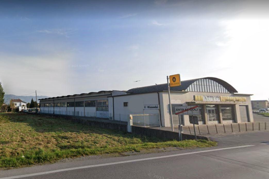 Immagine 2 di Capannone industriale in vendita  a Lucca