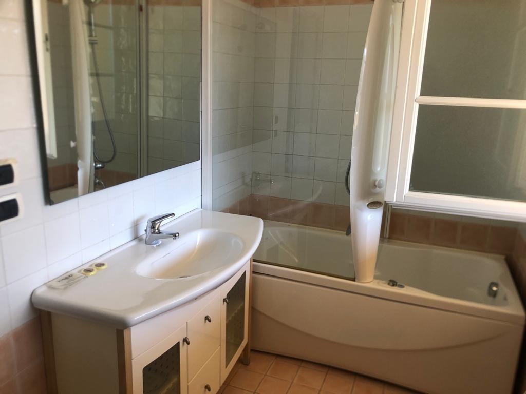 Immagine 10 di Appartamento in vendita  a Montignoso