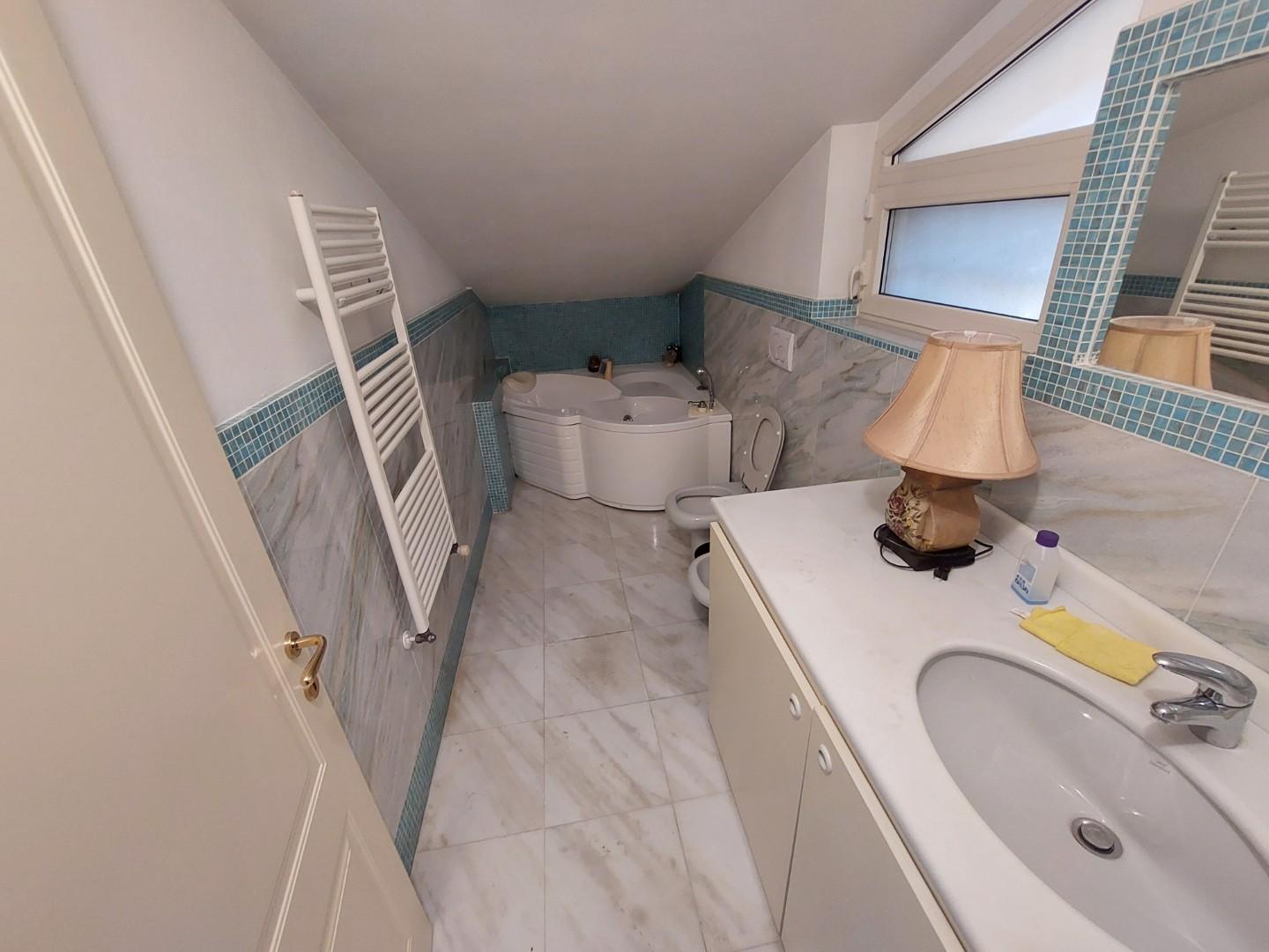 Immagine 17 di Appartamento in vendita  a Massa