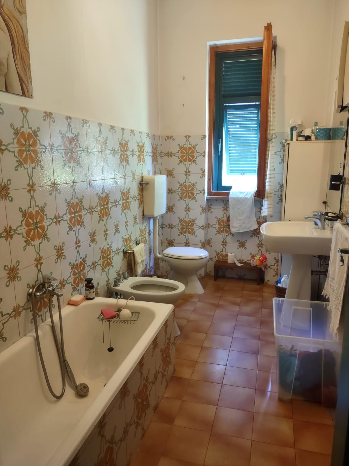 Immagine 9 di Casa indipendente in vendita  a Massa