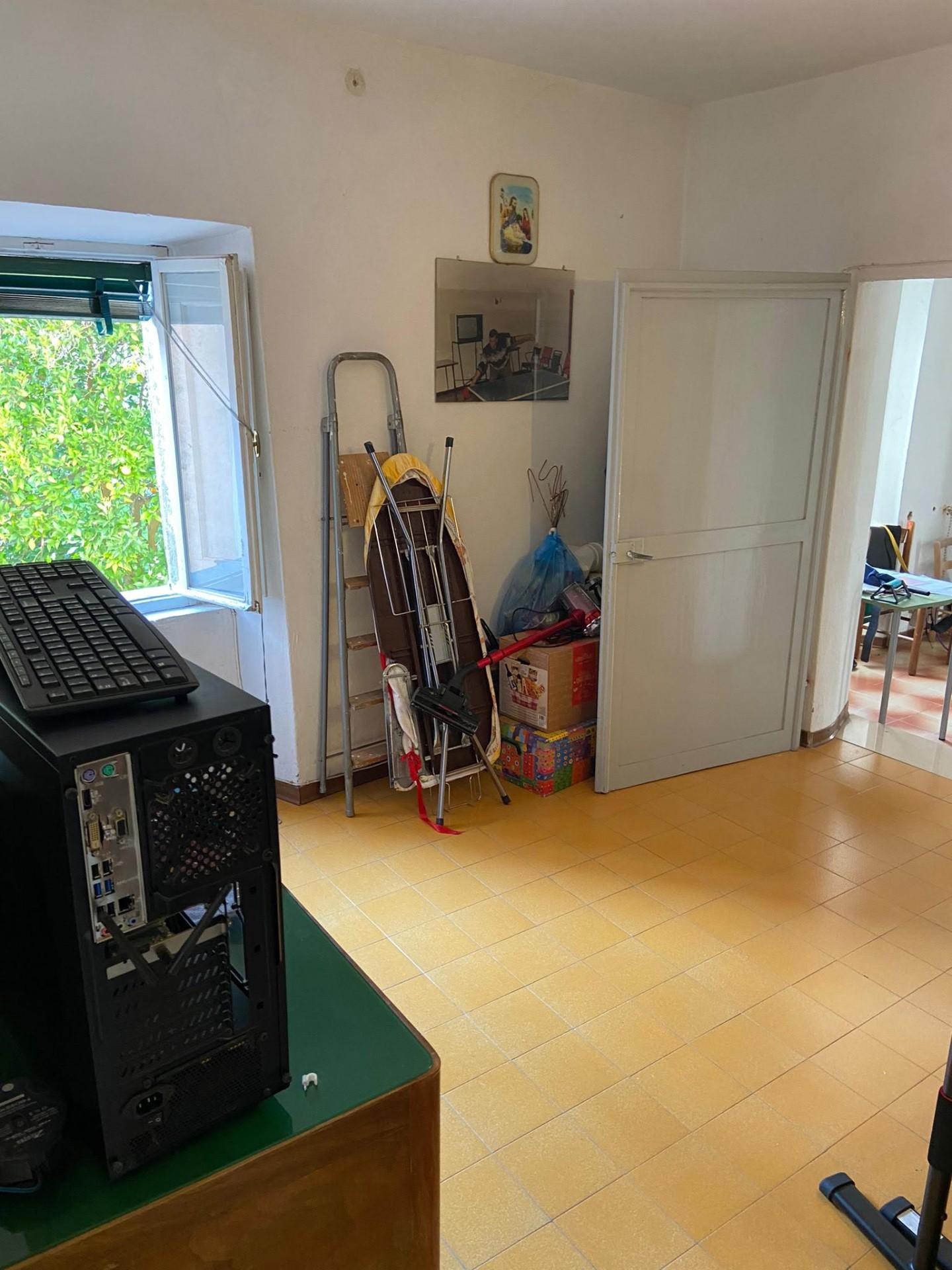 Immagine 25 di Palazzo in vendita  a Calci