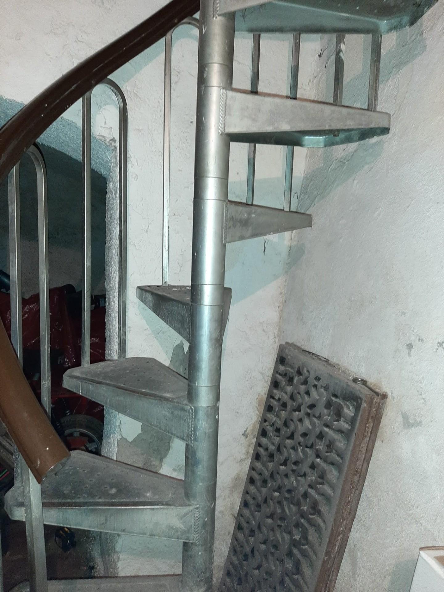 Immagine 8 di Locale commerciale in vendita  a Massa