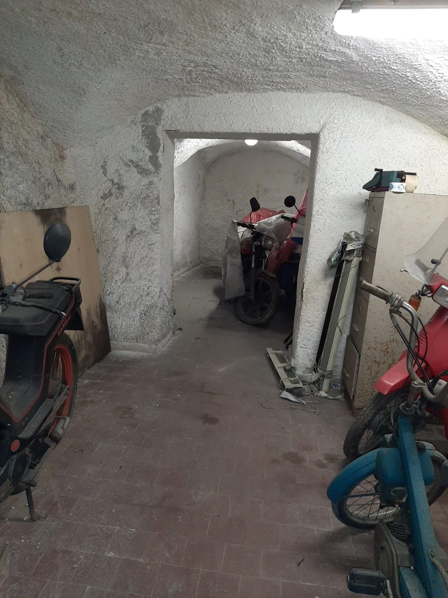 Immagine 2 di Locale commerciale in vendita  a Massa