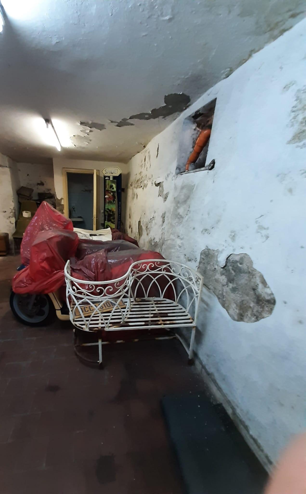 Immagine 6 di Locale commerciale in vendita  a Massa