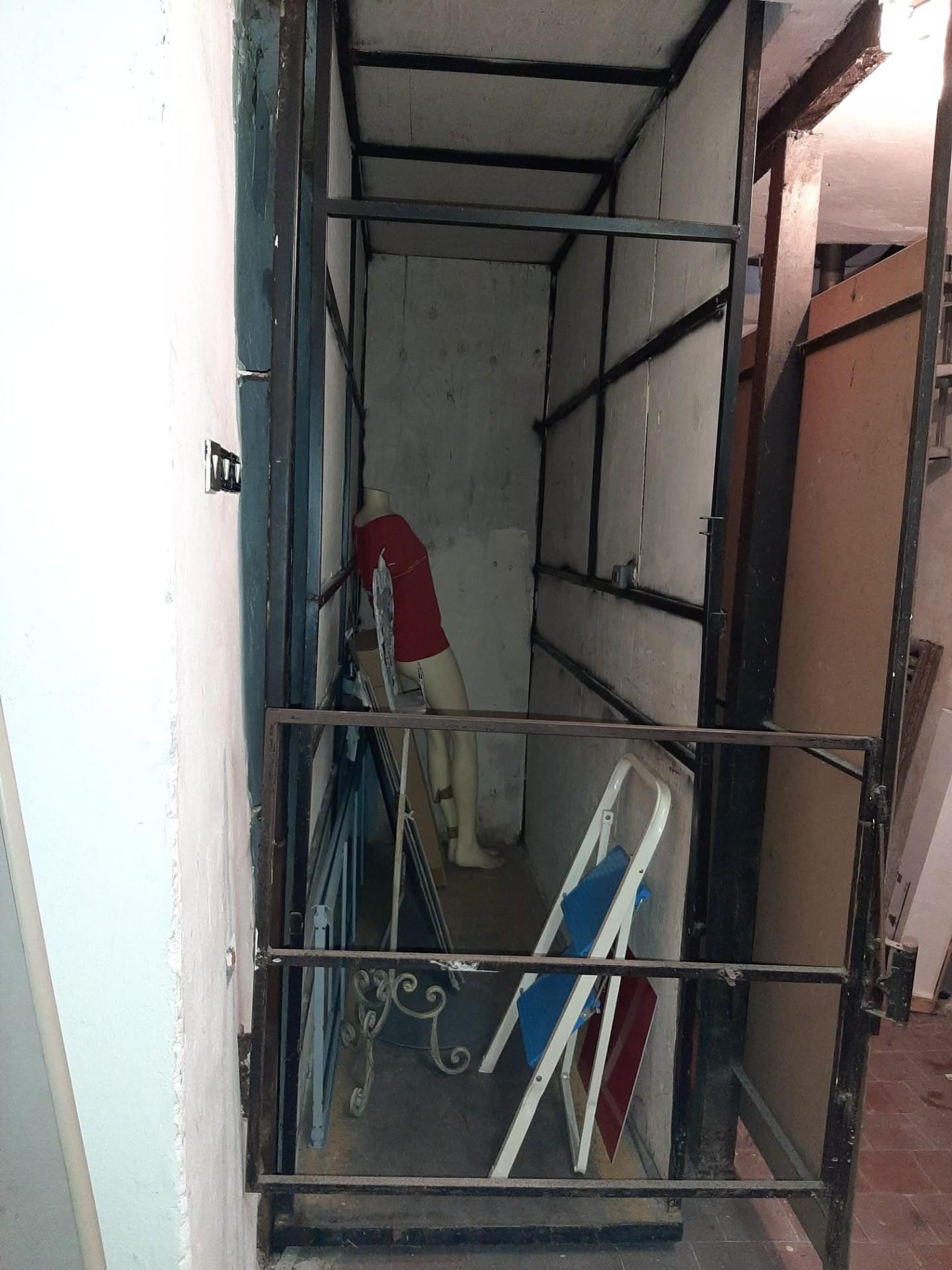 Immagine 5 di Locale commerciale in vendita  a Massa