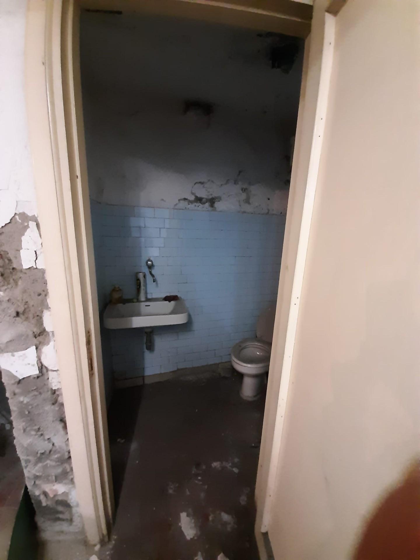 Immagine 4 di Locale commerciale in vendita  a Massa