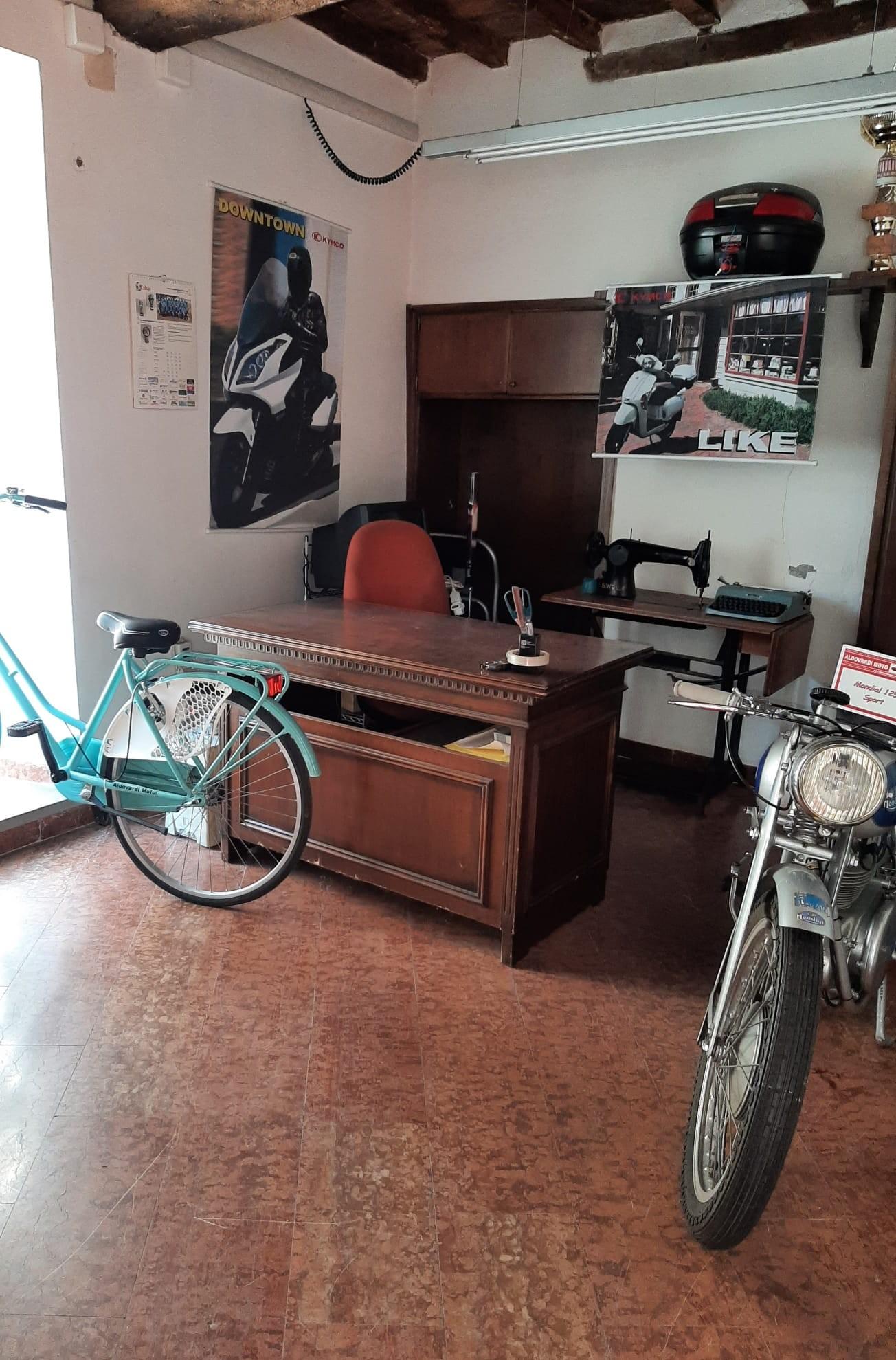 Immagine 1 di Locale commerciale in vendita  a Massa