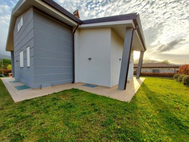 Immagine 22 di Villa in vendita  a Capannori