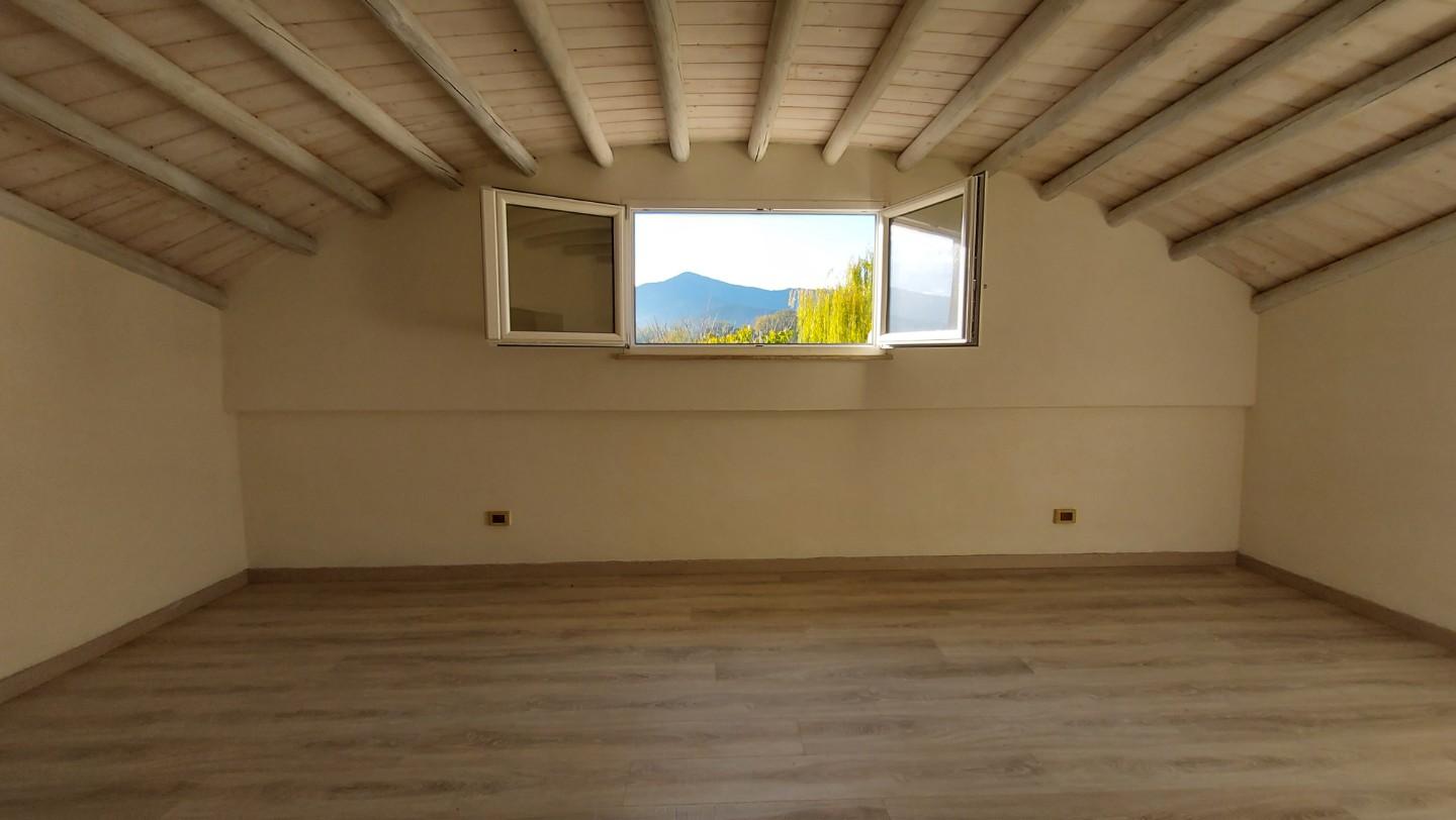 Immagine 25 di Villa in vendita  a Capannori