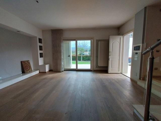 Immagine 5 di Villa in vendita  a Capannori