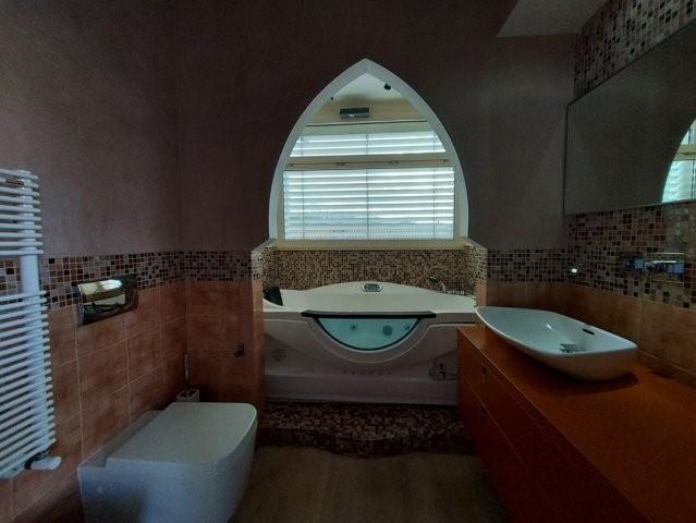 Immagine 15 di Villa in vendita  a Capannori