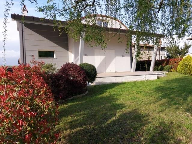 Immagine 2 di Villa in vendita  a Capannori