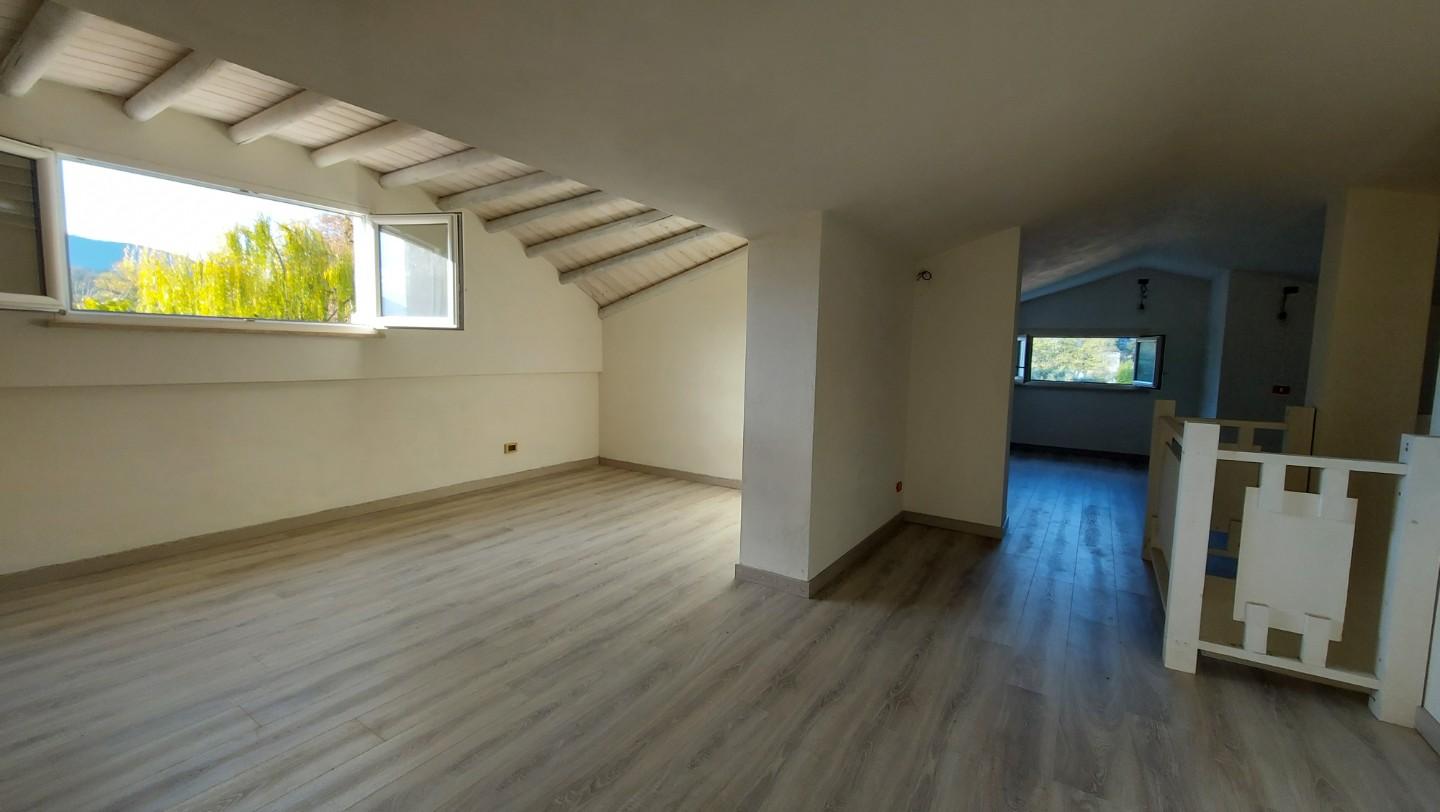 Immagine 24 di Villa in vendita  a Capannori