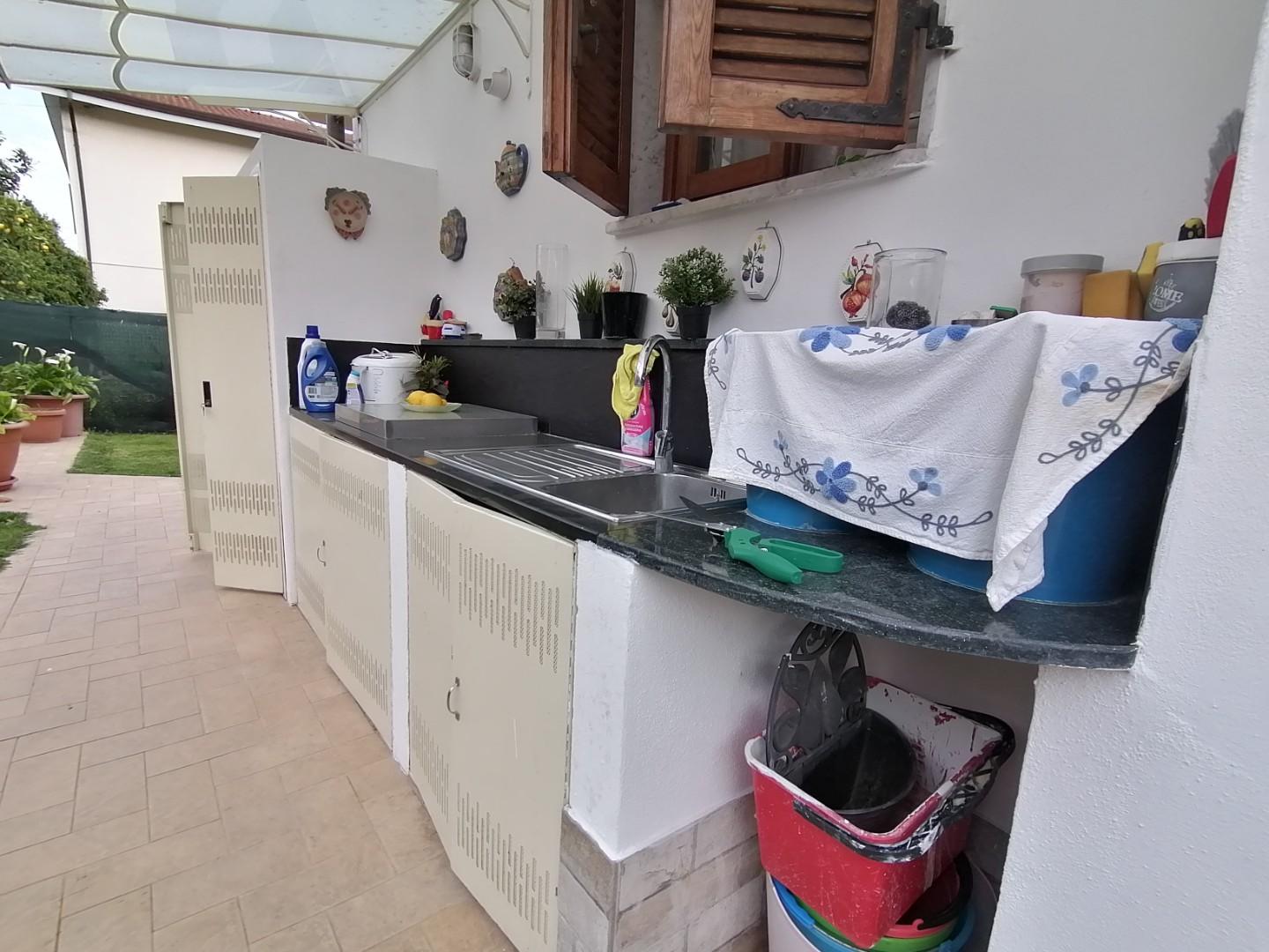 Immagine 15 di Casa indipendente in vendita  a Massa