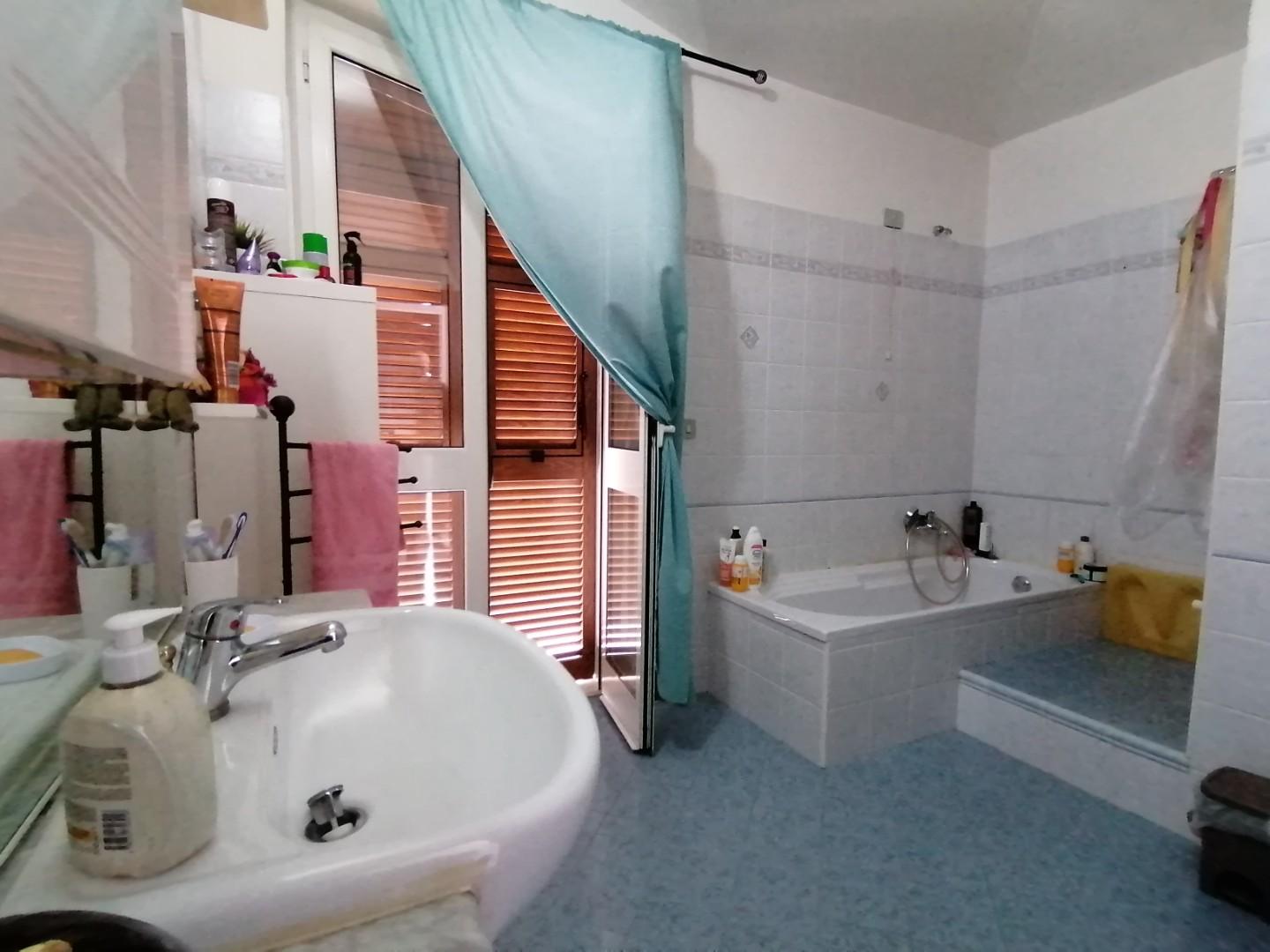 Immagine 8 di Casa indipendente in vendita  a Massa